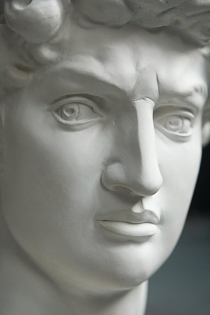 Une Vieille Sculpture En Plâtre D'un Homme Sur La Table.