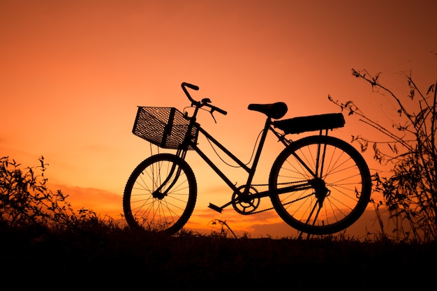 Vieille silhouette de bicyclette au coucher du soleil, paysage photo vélo au coucher du soleil.