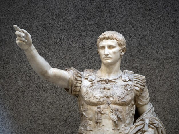 Photo vieille statue romaine en marbre