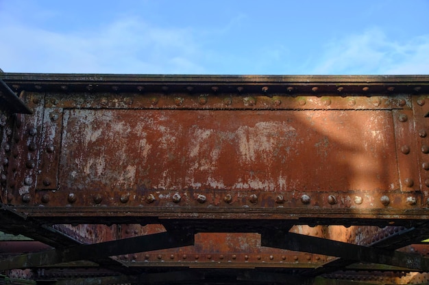 Vieille structure en métal rouillé avec détail de pont de rivets