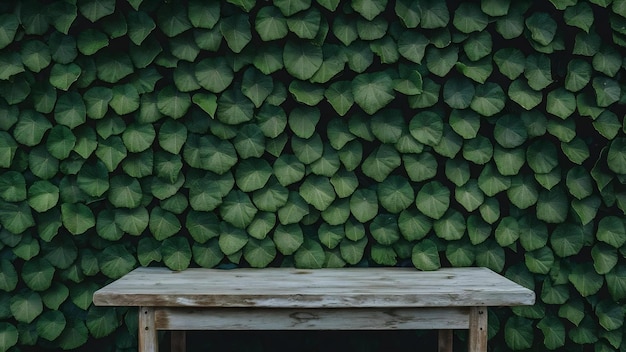 Vieille table en bois vide avec des feuilles vertes sur le mur