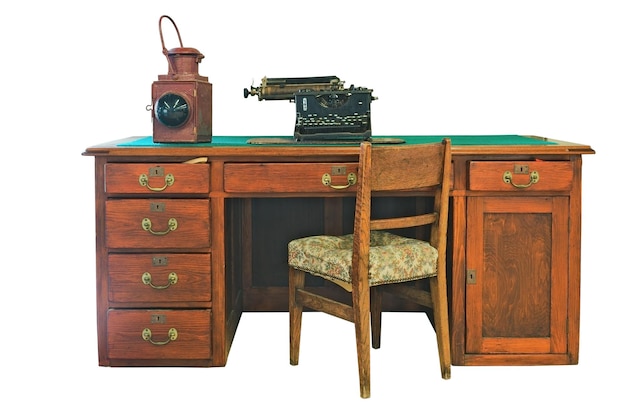 Vieille table, chaise et machine à écrire isolé sur fond blanc