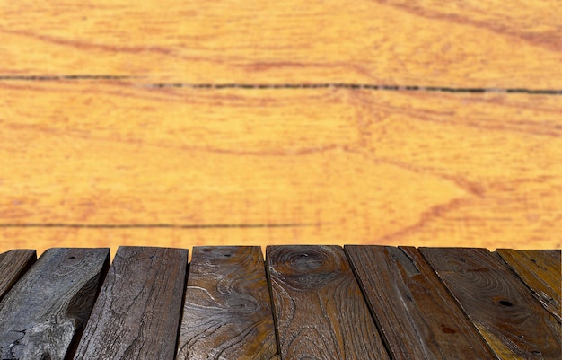 Vieille table vide en bois de teck devant le fond de texture en bois brun