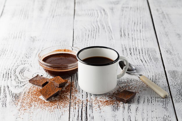 Vieille tasse avec une boisson chaude sur une table en bois dans le café