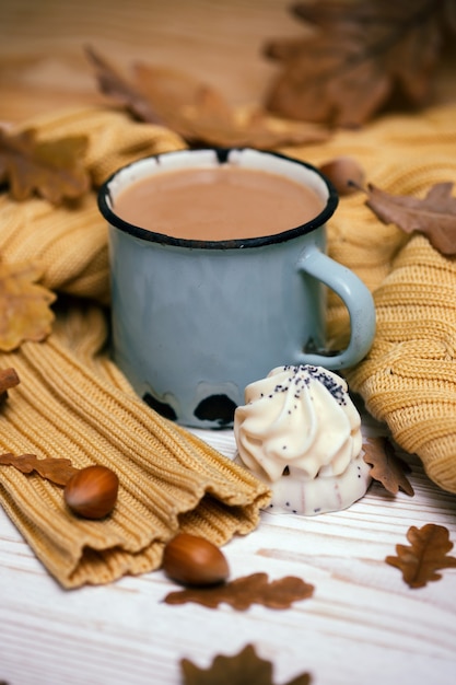 Vieille tasse de café avec gâteau et décorations