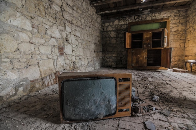 Vieille télévision dans la chambre