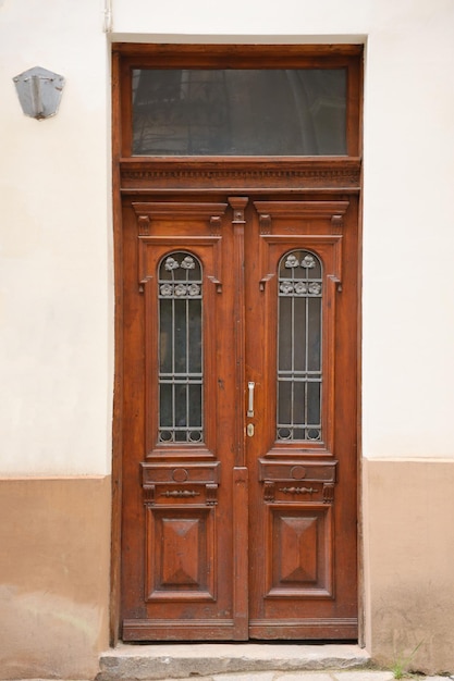 Vieille texture antique de porte en bois dans le style médiéval européen