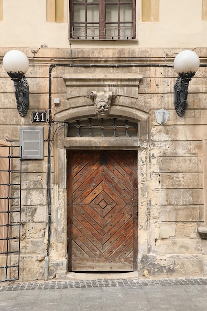 Vieille texture antique de porte en bois dans le style médiéval européen