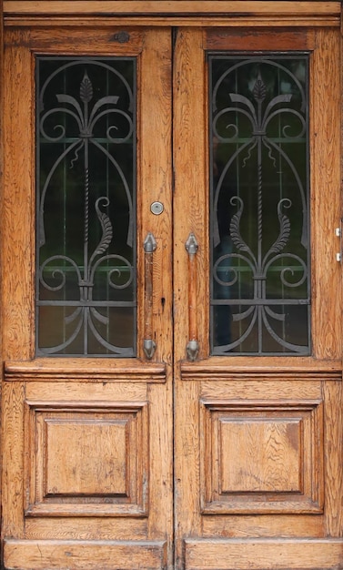 Vieille texture antique de porte en bois dans le style médiéval européen