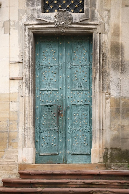 Vieille texture antique de porte en métal dans le style médiéval européen