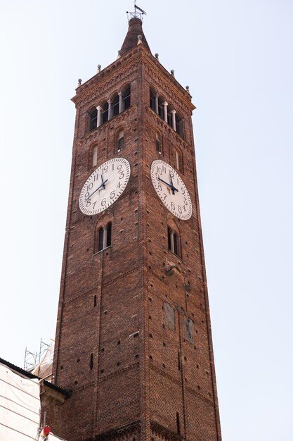 Une vieille tour de l'horloge en brique dans la ville d'Italie