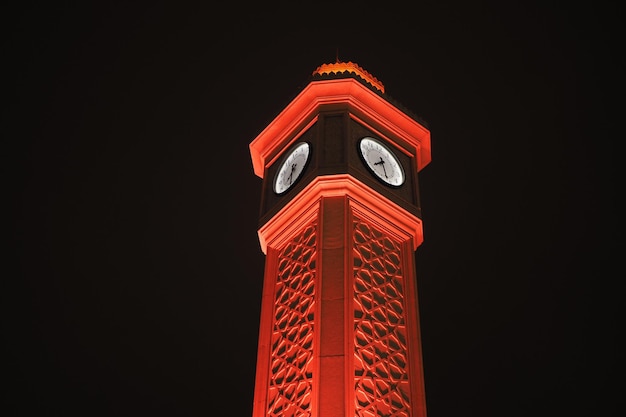 Vieille tour d'horloge la nuit à Istanbul