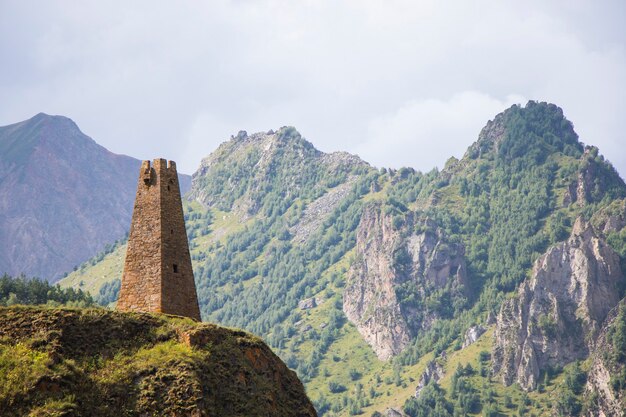 Vieille tour en pierre à Khazbegi, Géorgie et paysage de montagne