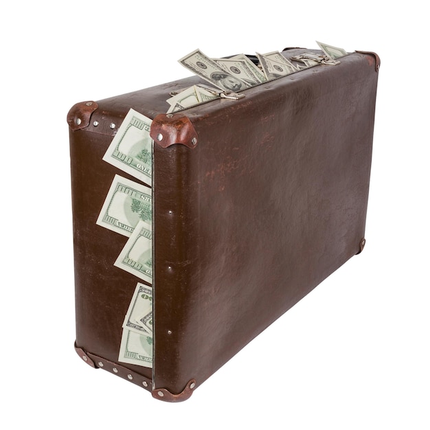 Une vieille valise marron fermée avec des billets en dollars debout et isolé sur fond blanc