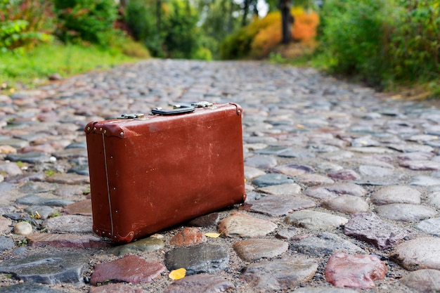 Vieille valise sur la route