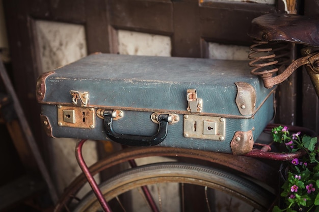 Vieille valise vintage et vélo