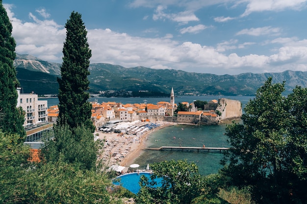 La vieille ville de Budva sur fond de piscine de l'hôtel