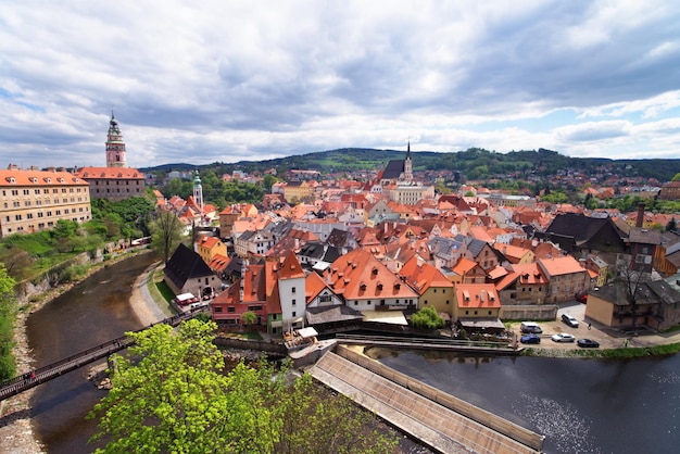 Vieille ville avec château d'État et coude de la rivière Vltava de Cesky Krumlov en République tchèque.