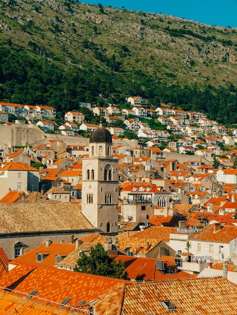 La vieille ville de Dubrovnik Croatie toits de tuiles de maisons église en th