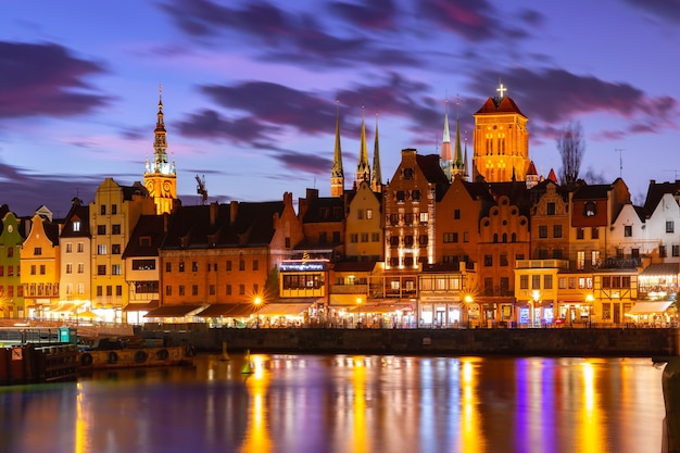 Vieille ville de Gdansk, Dlugie Pobrzeze, Bazylika Mariacka ou église St Mary, hôtel de ville et rivière Motlawa la nuit