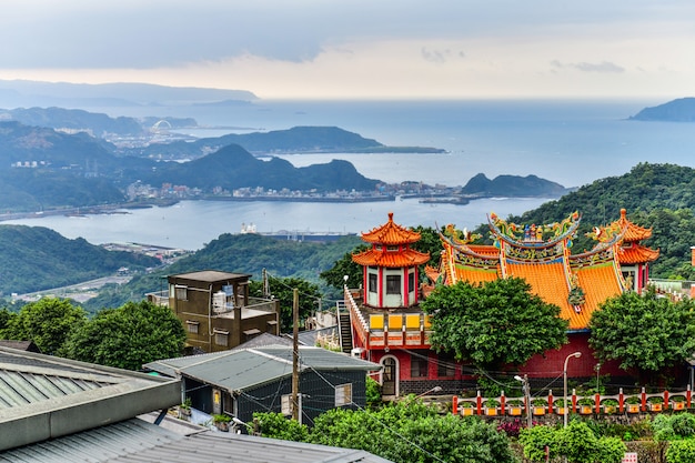 Photo la vieille ville de jiufen est un paysage célèbre du district de ruifang sur la côte nord de taiwan