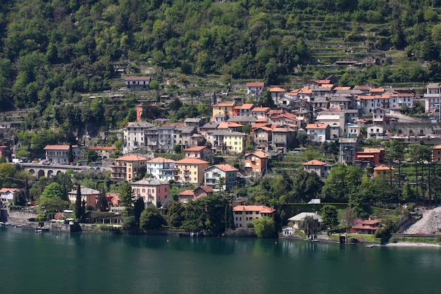 Vieille ville sur un lac de Côme, Italie.