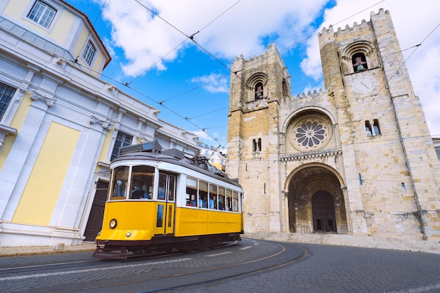 Vieille ville de Lisbonne et célèbre tramway jaune 28 devant la cathédrale Santa Maria