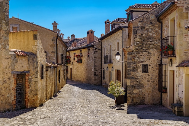 Vieille ville médiévale avec maisons en pierre, portes et fenêtres anciennes, rues pavées et atmosphère pittoresque. Pedraza, Segovia, Espagne, Europe.