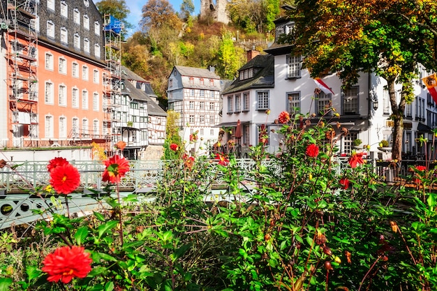 Vieille ville de Monschau avec maisons à colombages et pont Allemagne