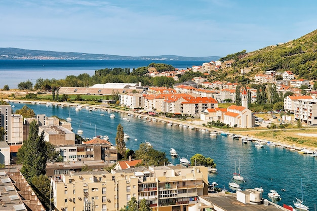 Vieille ville d'Omis parmi les collines et la rivière Cetina, Dalmatie, Croatie, Europe