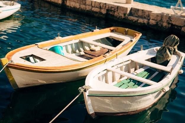 La vieille ville de Perast sur les rives de la baie de Kotor, au Monténégro. L'architecture ancienne de l'Adriatique et des Balkans. Bateaux et yachts sur le quai.