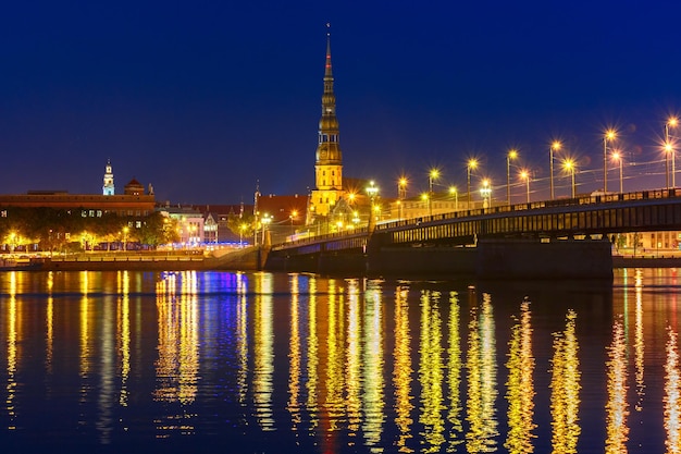 Vieille ville et rivière Daugava la nuit Riga Lettonie