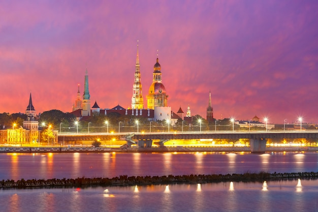 Vieille ville et rivière Daugava la nuit, Riga, Lettonie