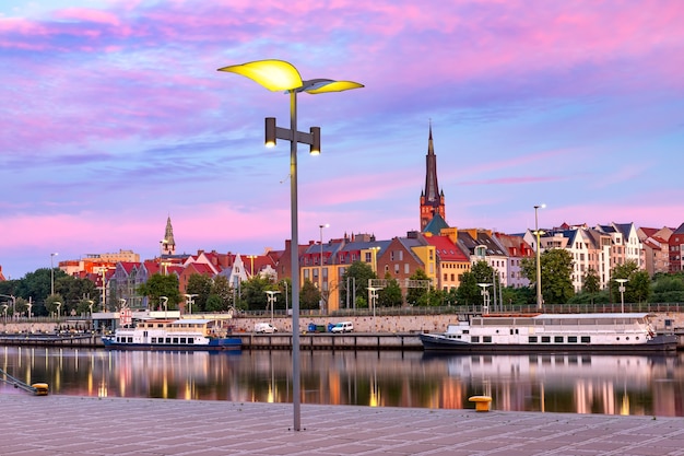 Vieille ville et rivière Oder au coucher du soleil à Szczecin, Pologne