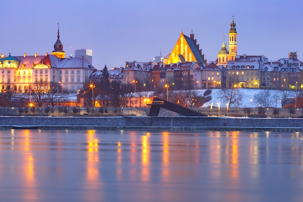 Vieille Ville Et Rivière Vistule La Nuit à Varsovie, Pologne.