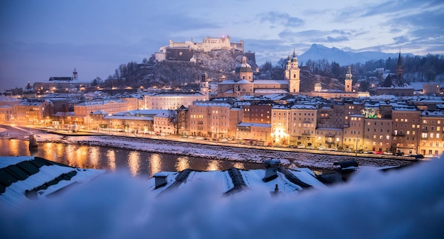 Vieille ville de Salzbourg au moment de Noël enneigé le soir Autriche