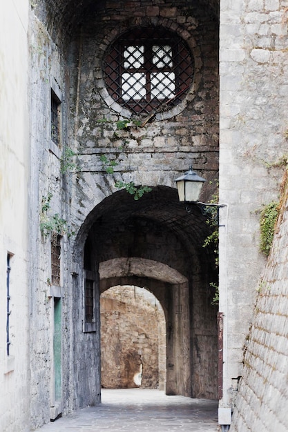 La vieille ville avec ses rues étroites et ses arches