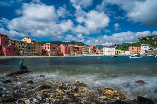 Photo la vieille ville de sestri levante, avec ses maisons colorées, face à la baia del silenzio, l'un des meilleurs sites de la riviera italienne