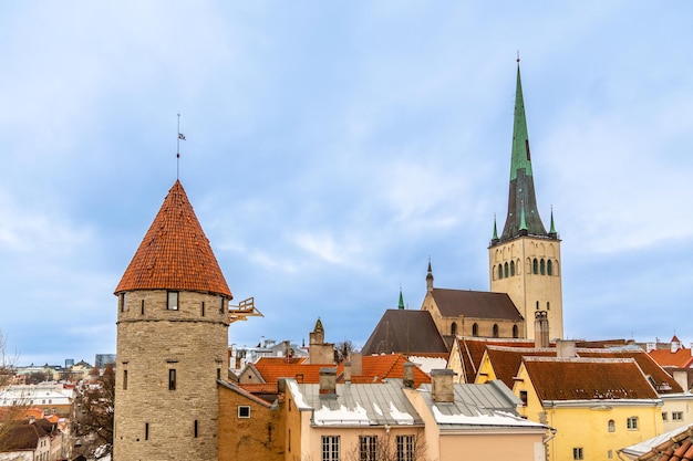 Vieille ville de Tallinn vue sur la tour Stolting et l'église Saint Olaf Estonie