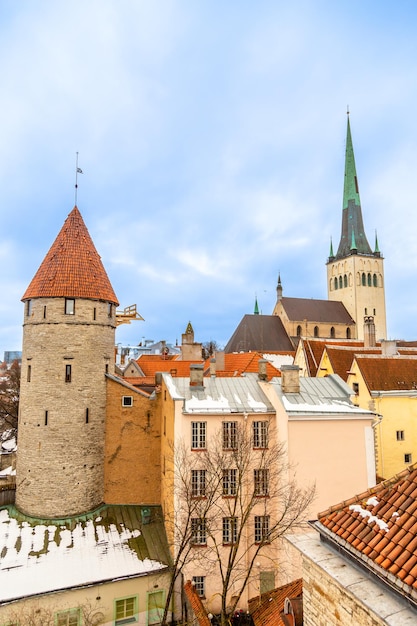 Photo vieille ville de tallinn vue sur la tour stolting et l'église saint olaf estonie