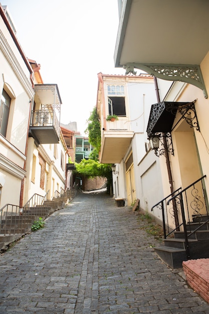 La vieille ville de Tbilissi aux rues et façades colorées