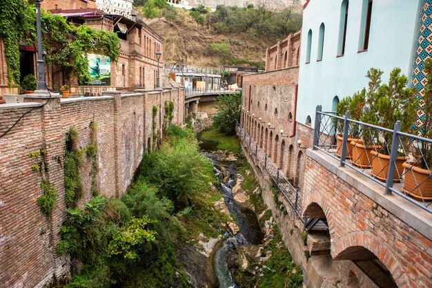 La vieille ville de Tbilissi aux rues et façades colorées