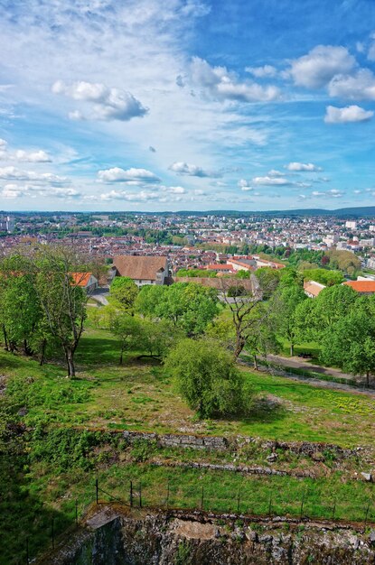 Vieille ville et toits de la citadelle de Besançon en région Bourgogne Franche Comté, France.