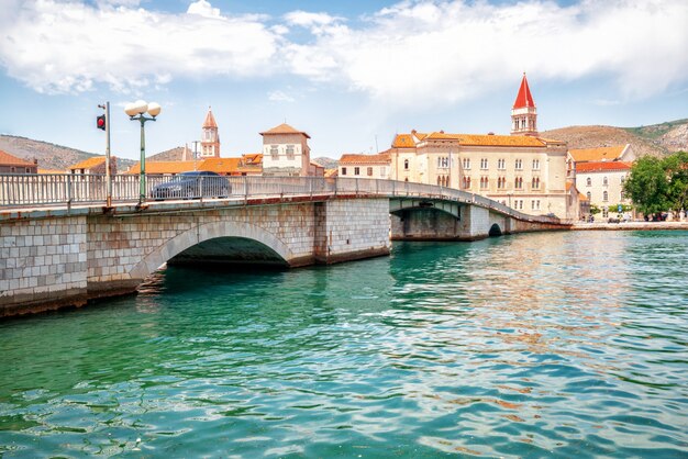 Photo vieille ville de trogir en dalmatie, croatie, europe.