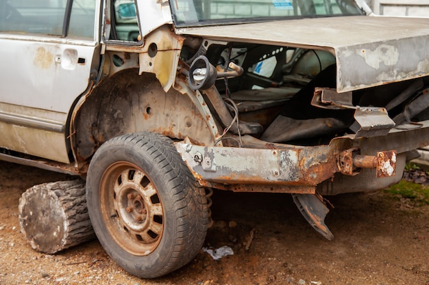 Vieille Voiture Accidentée Abandonnée. L'arrière D'une Voiture De Tourisme Démontée D'un Fabricant De Masse Inconnu