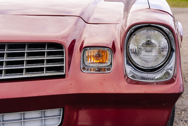 Une vieille voiture américaine classique puissante maslkar