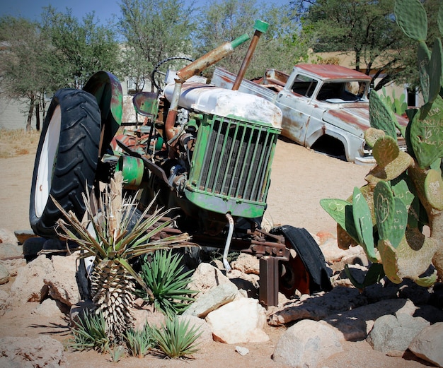 Vieille voiture dans le paysage de sables