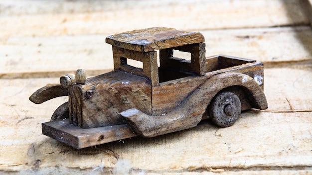 Vieille voiture de jouet pour enfants en bois cassée