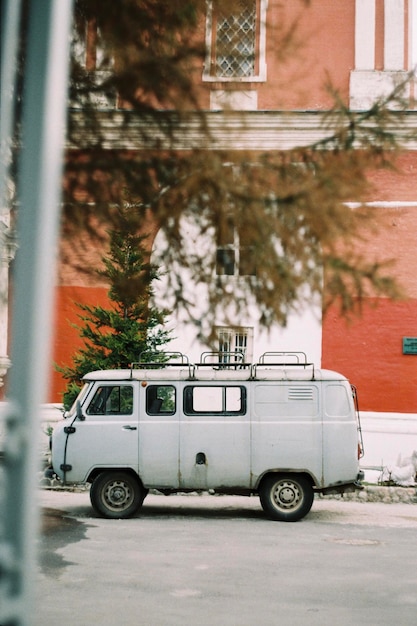 Vieille voiture près du bâtiment.