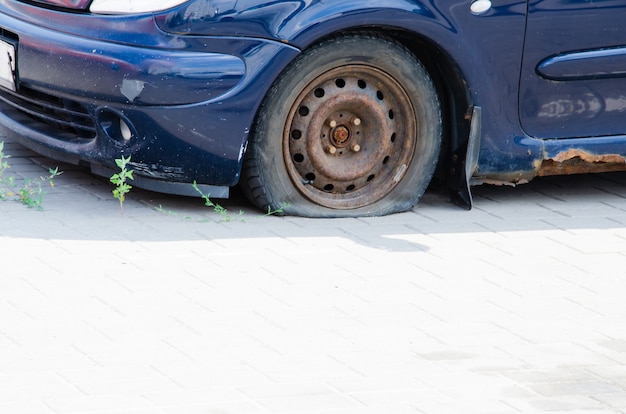 Vieille voiture rétro avec de la rouille sur le métal. Vue de côté. Carrosserie rouillée, le seuil inférieur de la voiture